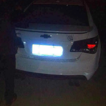 夜間安裝的車輛道閘監(jiān)控?cái)z像頭無法識(shí)別車牌，出現(xiàn)反光、白光的情況，應(yīng)該如何處理