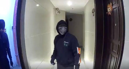 家用監(jiān)控?cái)z像頭曝光監(jiān)控畫面，大門口兩男子行跡鬼祟